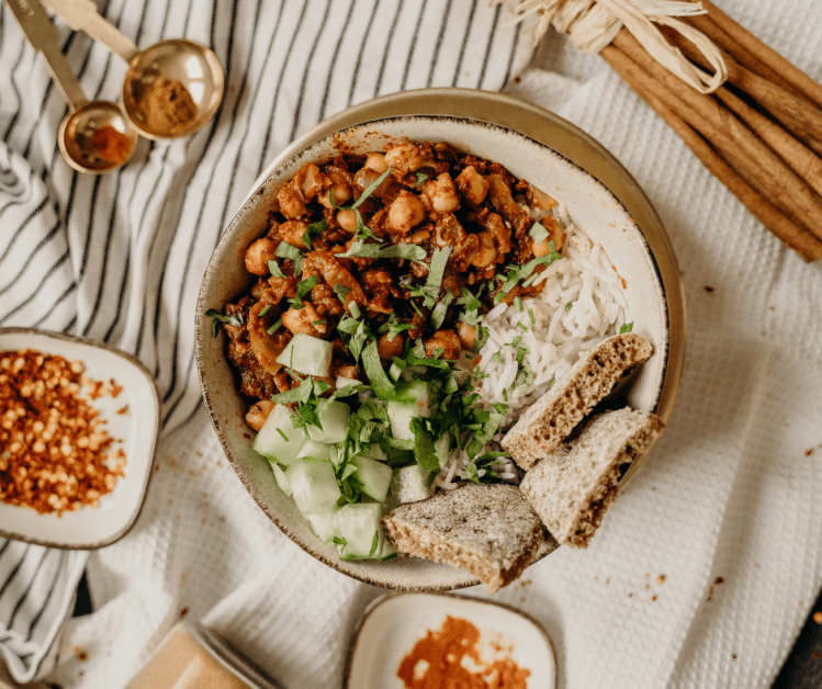 Repas léger le soir : ton allié digestion et sommeil (surtout quand tu vis avec une pathologie&nbsp;chronique)